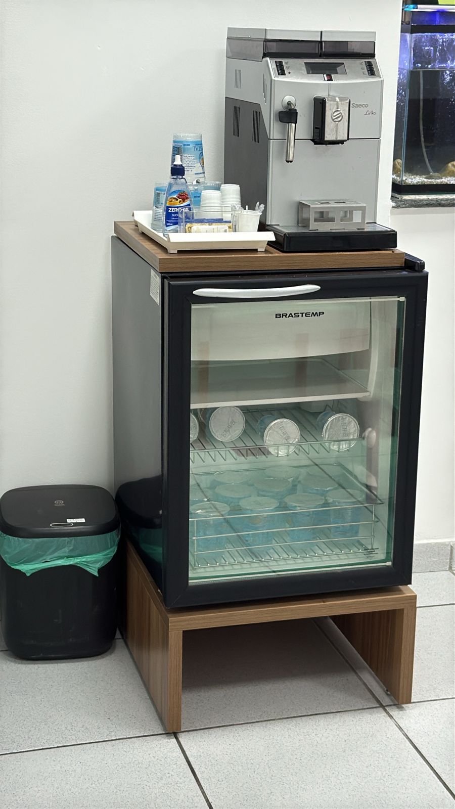 Área de café e frigobar para pacientes